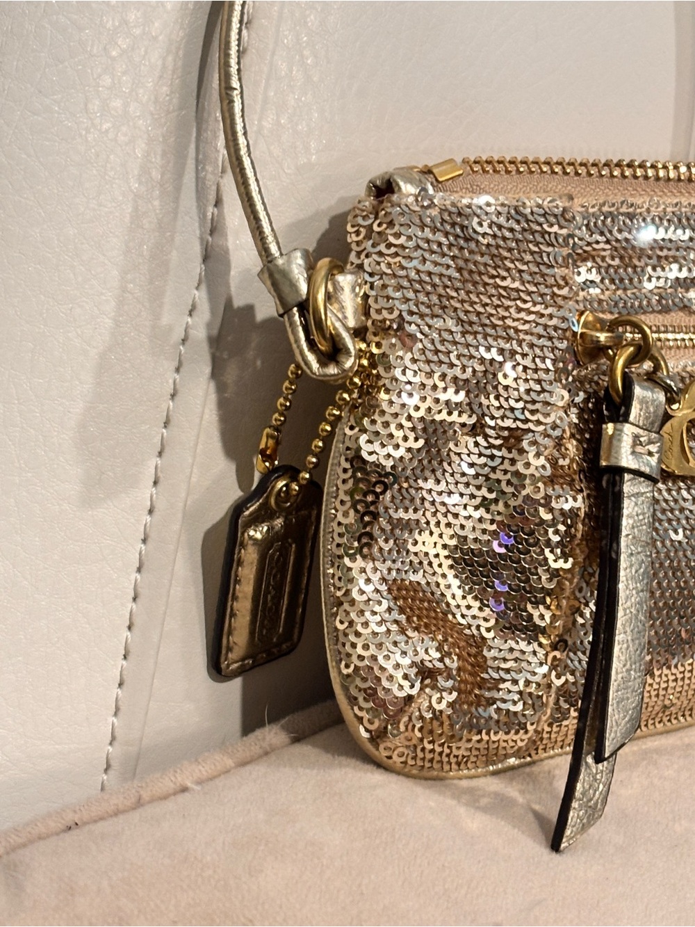 COACH Poppy Rare Vintage Gold Sequin Small Wristlet - Picture 6 of 12